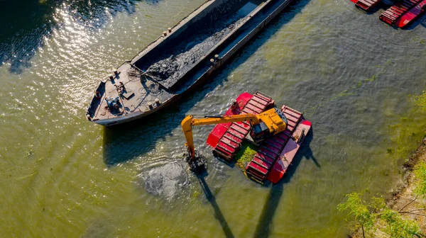 掘削機浚渫船の上からの眺めは 運河での作業 堆積物の深化と除去 汚染された水路の川底からの泥です — ストック写真