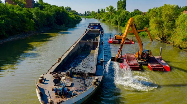 Sobre Vista Dos Excavadoras Dragan Como Dragado Trabajando Río Canal —  Fotos de Stock