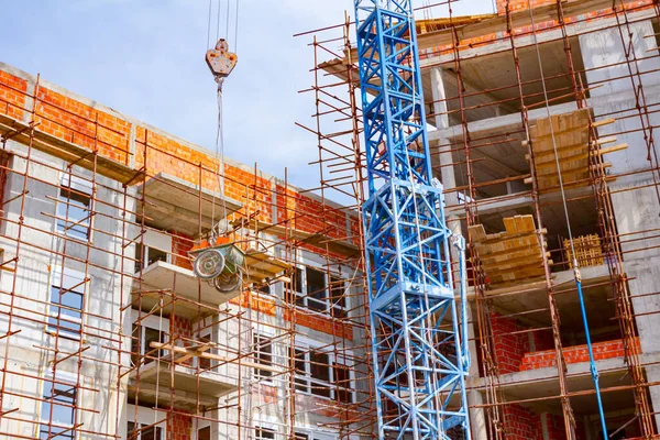 Crane Carry Wheelbarrow Been Pulled Ropes Building Site — Stock Photo, Image