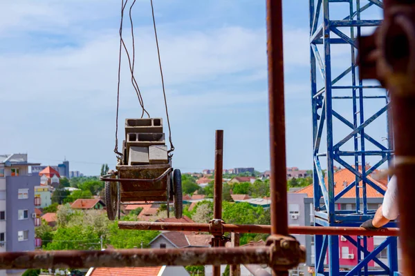 Jeřáb Nese Kolečko Bylo Vytaženo Lanech Nad Staveništěm — Stock fotografie