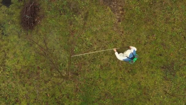 Vue Aérienne Dessus Agriculteur Portant Des Vêtements Protection Qui Pulvérise — Video