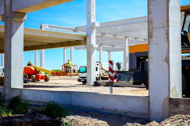 Ağır görev altına alınana kadar vinç dengesini artırmak için genişletilmiş yan hidrolik açıyı görüntüle. 