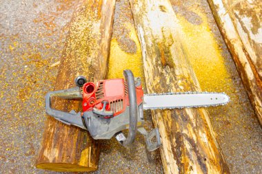 Kapalı testereyle, boş su deposu kerestelerin üzerine yerleştirilmiş..