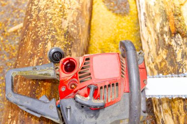 Kapalı testereyle, boş su deposu kerestelerin üzerine yerleştirilmiş..