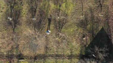 Üst katta, bahçıvan modern sprey makinesi kullanıyor, motor pompası ile, sırtına devam edin ve meyve bahçesini mantar hastalıklarından veya haşaratlardan korumak için sprey sıkın..