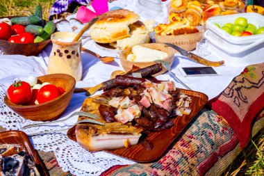 Geleneksel yemek, hasat zamanı açık kahvaltı..