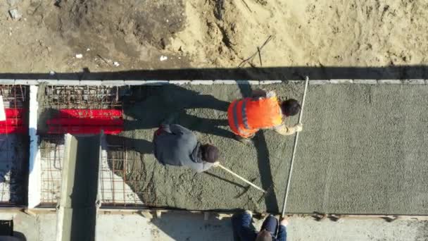 Über Dem Bild Bauarbeiter Streuen Und Nivellieren Frischen Beton Quadratischen — Stockvideo