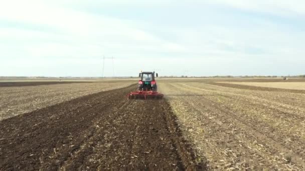 Über Dolly Bewegen Schuss Des Traktors Als Zugmaschine Eggen Ackerfeld — Stockvideo