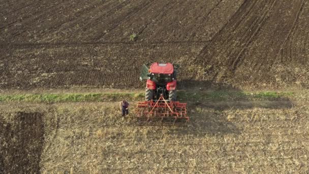 Yukarıdan Bakıldığında Işçiler Çamuru Tarımsal Makinenin Tohum Ekicinin Altındaki Aletle — Stok video