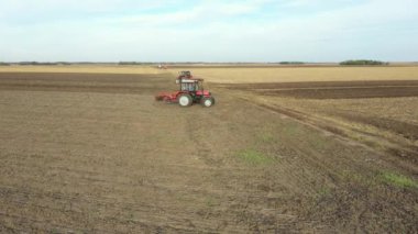 Traktörlerin görüş açısının üstünde, makineler çekiyorlar, tarlaları yıpratıyorlar, toprağı gelecek sezon ekime hazırlıyorlar..
