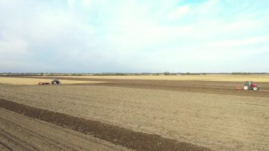 Traktörlerin görüş açısının üstünde, makineler çekiyorlar, tarlaları yıpratıyorlar, toprağı gelecek sezon ekime hazırlıyorlar..