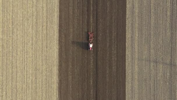 上图为牵引机 犁耕耕地 准备下季播种新作物的娃娃式牵引射击 — 图库视频影像