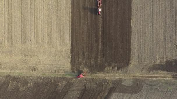 Sopra Vista Colpo Trattori Stanno Tirando Macchine Straziante Campo Seminativo — Video Stock