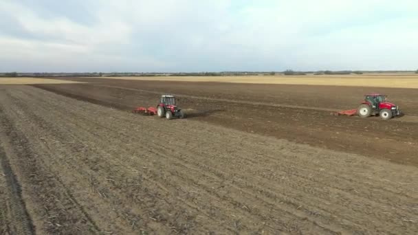 Dessus Vue Des Tracteurs Ils Tirent Des Machines Hersent Des — Video