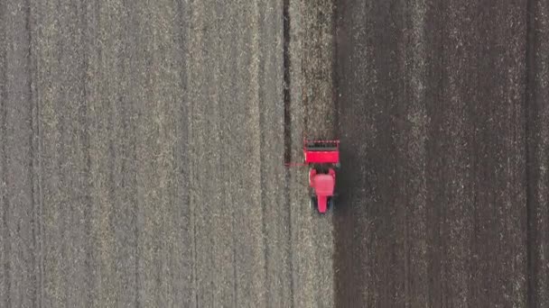 Bagian Atas Dolly Bergerak Ditembak Traktor Sebagai Menarik Benih Bor — Stok Video