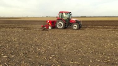 Tepede, traktörün çekici çekimini tarla, toprak ve yeni buğday ekimi üzerine çekerek yapıyoruz..