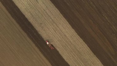 Traktörün üst görüş alanının üstünde, makineyi çekiyor, tarlayı yıpratıyor, toprağı gelecek sezon ekime hazırlıyor..
