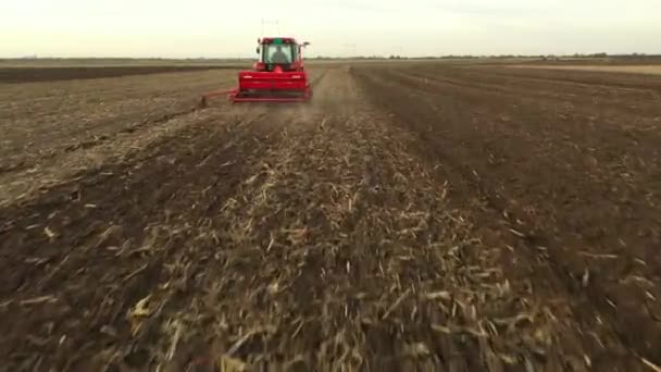 Oben Schiebt Sich Ein Traktor Als Zugmaschine Über Ackerland Boden — Stockvideo