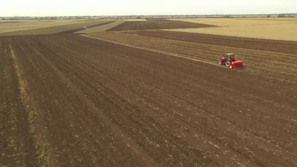 Oben Schiebt Sich Ein Traktor Als Zugmaschine Über Ackerland Boden — Stockvideo