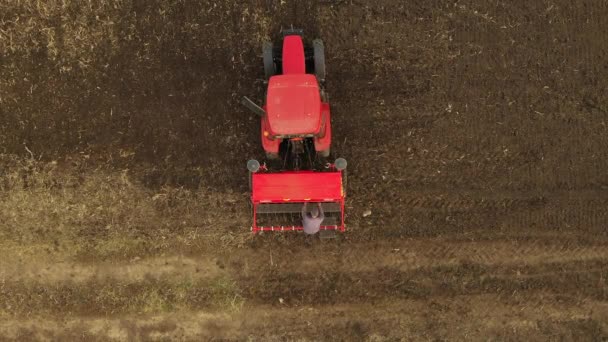 在上图中 工人的射击是检查或调整种籽机 种植新的小麦作物 — 图库视频影像