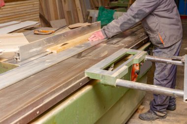 Marangoz dairesel testere, marangozluk atölyesinde ahşap işçiliği üzerine çalışır.. 