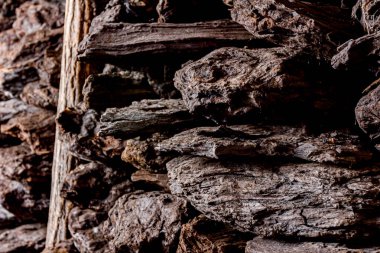 Kuru odun kömürü deposu, kömür yığını ve kullanıma hazır..