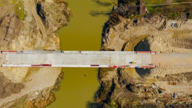 Üstten, üstten, bitmemiş köprüden, inşaat halindeki nehirden, inşaat alanından.