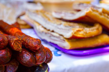 Bir demet tütsülenmiş sosis ve pastırma, et açık bit pazarında satılıktır..