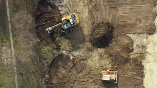 上部ビュー オーバーヘッド 掘削機で建設中の建設現場 プロジェクトで土壌を掘削しています — ストック動画
