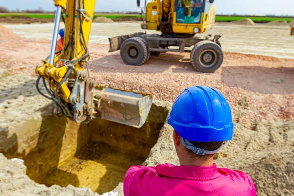 Vista Por Trás Trabalhador Construção Capataz Com Capacete Azul Segurança — Fotografia de Stock