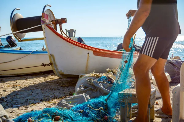 Pescador Empilhar Rede Pesca Preparar Para Sua Próxima Pesca Barcos — Fotografia de Stock