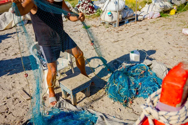 Halászhálót Halmoz Fel Homokos Parton Készül Következő Horgászatra — Stock Fotó
