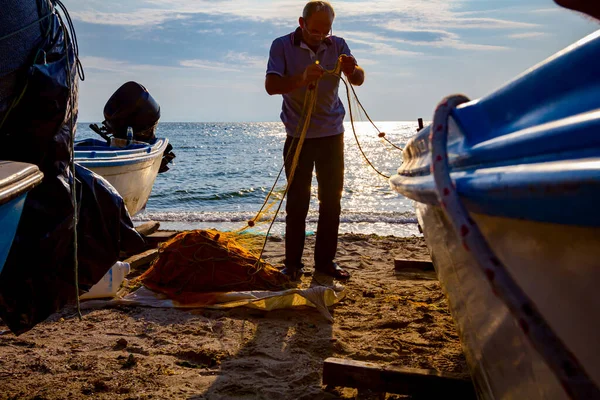 Rybář Vytahuje Ryby Sítě Připravuje Další Úhel — Stock fotografie