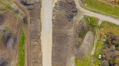 Yeni yolun temelinde, temeli, inşaatı devam ediyor.