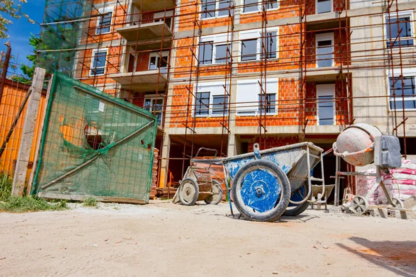 Used Industrial Obsolete Wheelbarrow Placed Building Site Scaffold Placed Edifice — Stock Photo, Image