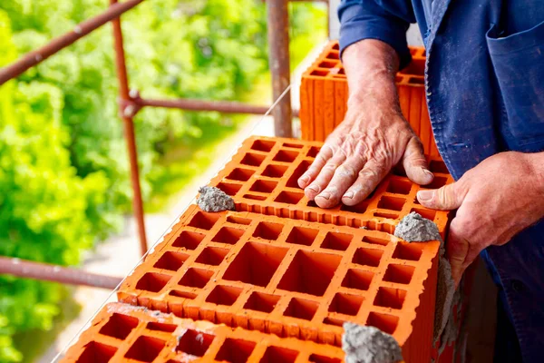 Mason Muratore Lavoratore Sta Usando Blocchi Rossi Montare Muro Accanto — Foto Stock