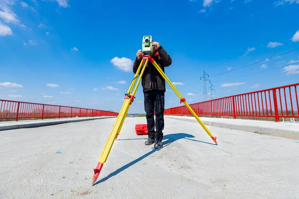 Ingegnere Dell Indagine Sta Misurando Ponte Costruzione Cantiere Gli Ispettori — Foto Stock