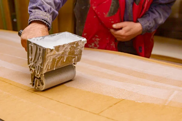 Trabajador Carpintería Utiliza Una Práctica Herramienta Rodillos Esparcidor Para Aplicar — Foto de Stock