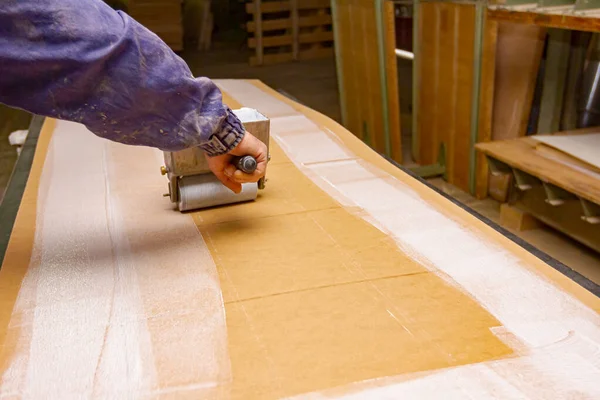 Trabajador Carpintería Utiliza Una Práctica Herramienta Rodillos Esparcidor Para Aplicar — Foto de Stock