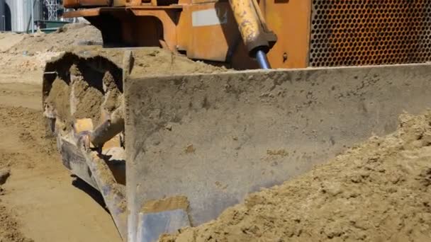 Close Zicht Bulldozer Onderstel Tijdens Duwen Egaliseren Zand Voor Weg — Stockvideo