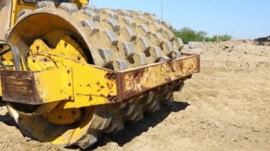 Vibratörlü yol silindirini kapatın, sıkıştırıcı sıkıştırıyor, inşaat alanındaki yol temeli için kumu dolduruyor.