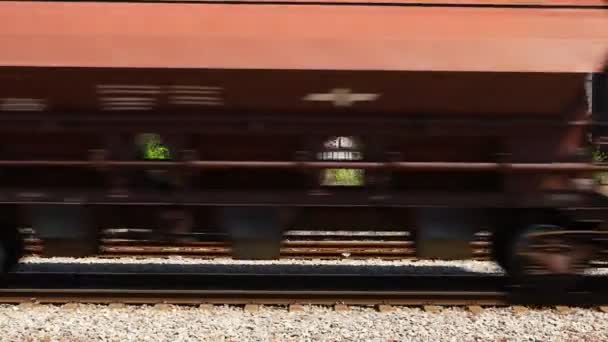 長尺化 工業地帯を通過する貨物鉄道の低角度ビュー — ストック動画
