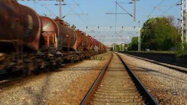 Demiryolu tanker treninin uzun kompozisyonu, sarnıç kırsal ve kırsal bölgelerden geçiyor..