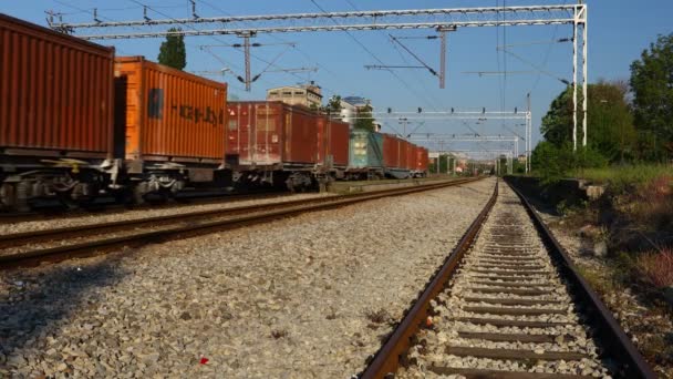 工業地帯を通過する貨物輸送用コンテナの長い組成物 鉄道貨物列車の眺め — ストック動画