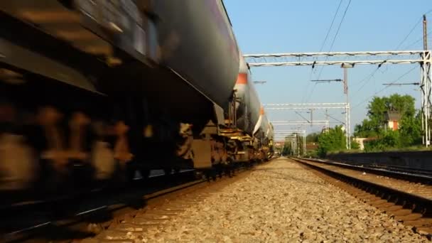 Vista Ángulo Bajo Tren Cisterna Ferrocarril Composición Larga Cisterna Está — Vídeos de Stock