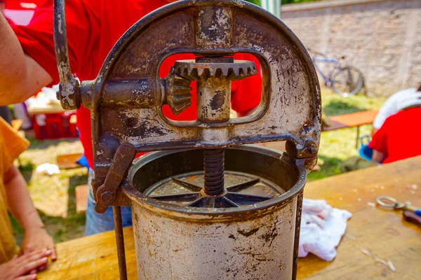 Close Shot Gears Mechanism Old Rusty Manually Machine Making Domestic — Stock Photo, Image