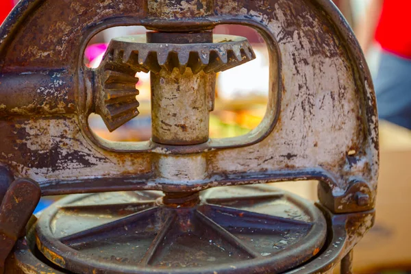 Close Shot Gears Mechanism Old Rusty Manually Machine Making Domestic — Stock Photo, Image