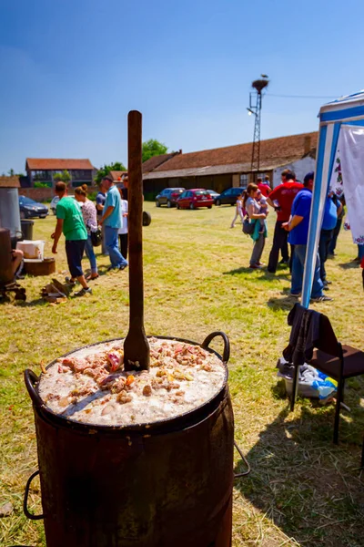 Las Verduras Picadas Carne Trozos Pequeños Cocinan Caldero Grande Viejo — Foto de Stock