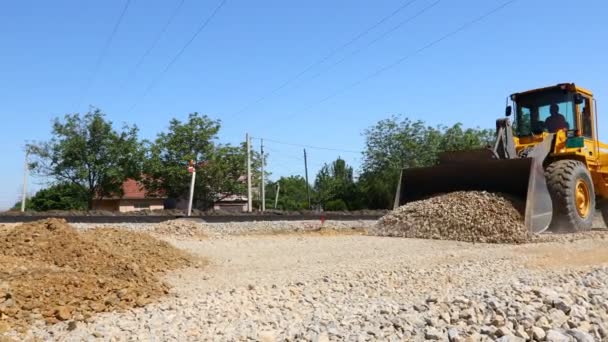 Vista Ángulo Bajo Tren Aterrizaje Excavadora Durante Empuje Nivelación Grava — Vídeo de stock