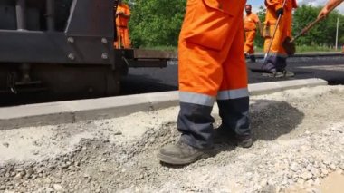 Makineye asfalt döşemek için düşük açılı görünüm hazırlanan zemine sıcak asfalt tabakası yaymak için.
